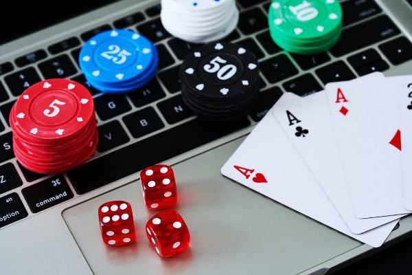 Antarmuka aplikasi petik4d di smartphone menampilkan menu sportsbook dan live casino